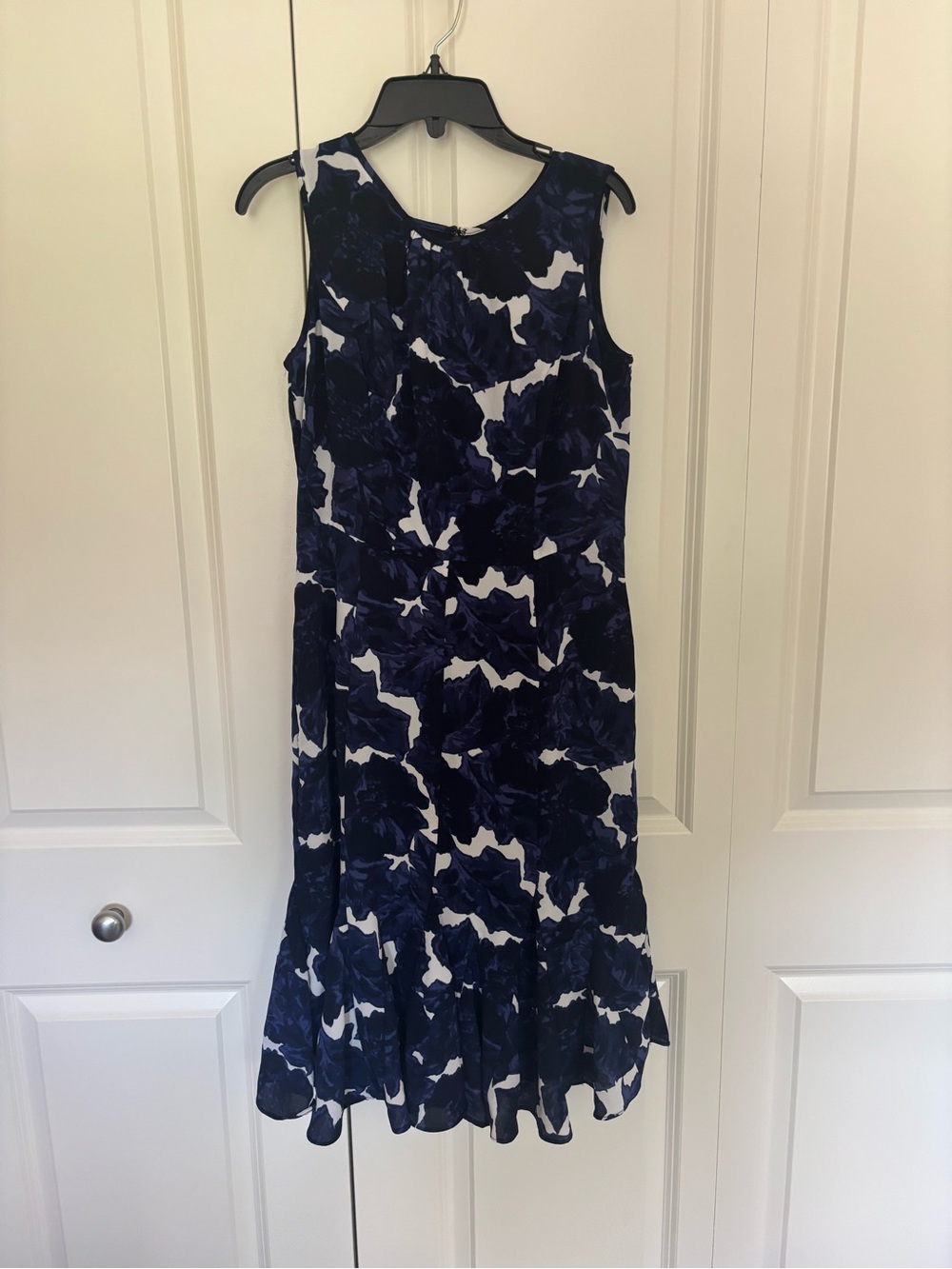 Womens Talbots Size 4 petite Blue Floral Zip Back Lined Ruffle Hem Dress.
